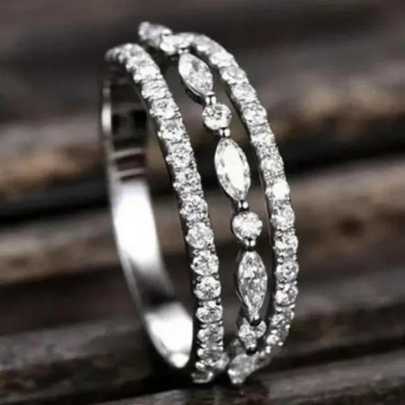 NEW 925 STERLING SILVER ENGAGEMENT RING, CUTE RING, SHINY RING. - Picture 1 of 4